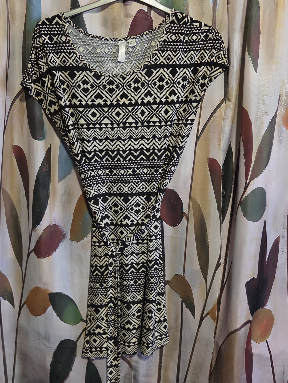 Black & White Geometric Tie-Waist Short Sleeve Dress by Tacera